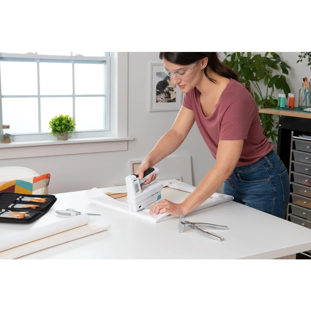 Black & Decker 4V MAX* Craft Stapler - Image 2