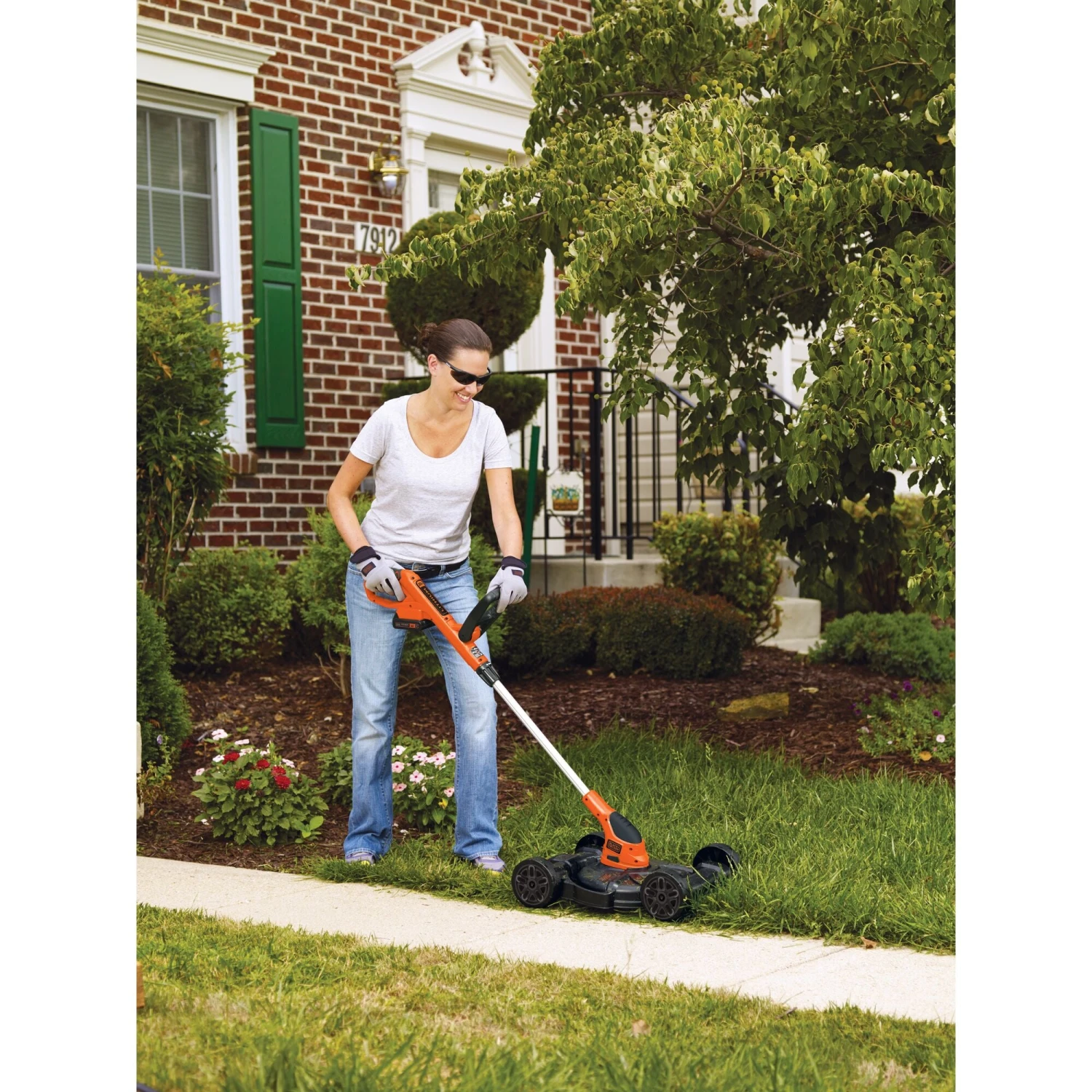 Black & Decker 20V MAX* Lithium 12 Inch 3-In-1 Compact Lawn Mower - Image 2